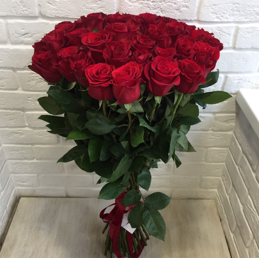 Букет Красные розы Гран При в Голубое