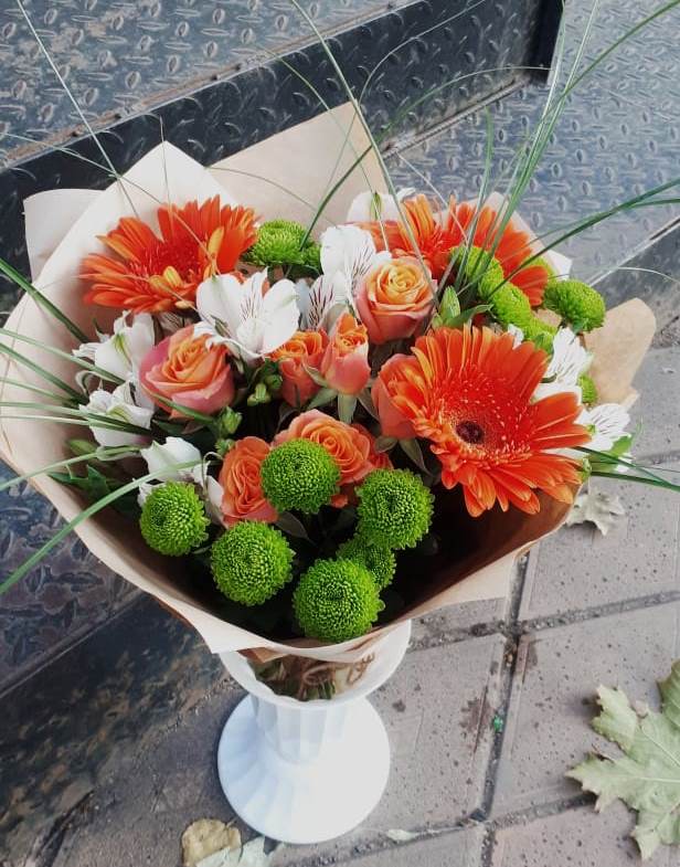 Букет цветов из: Герберы, Хризантемы, Альстромерии и Розы в Голубое