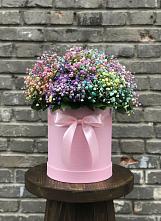 Цветочная композиция из Гипсофила и Розы в шляпной коробке в Голубое