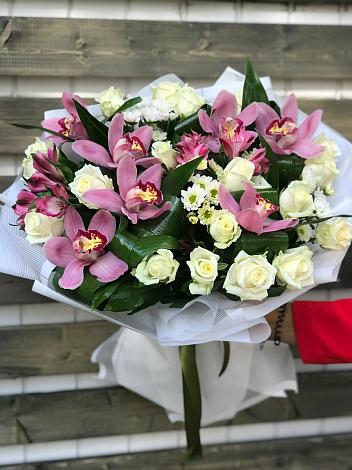 Букет цветов из: Розы и Хризантемы в Голубое
