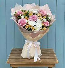 Букет цветов из:  Гвоздики, Орхидеи и Розы в Голубое