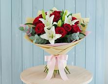 Букет цветов из:  Лилии и Розы в Голубое