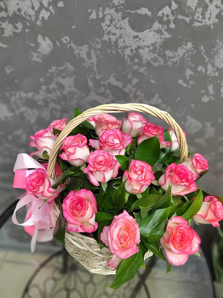 Цветочная композиция из Розы в корзине в Голубое