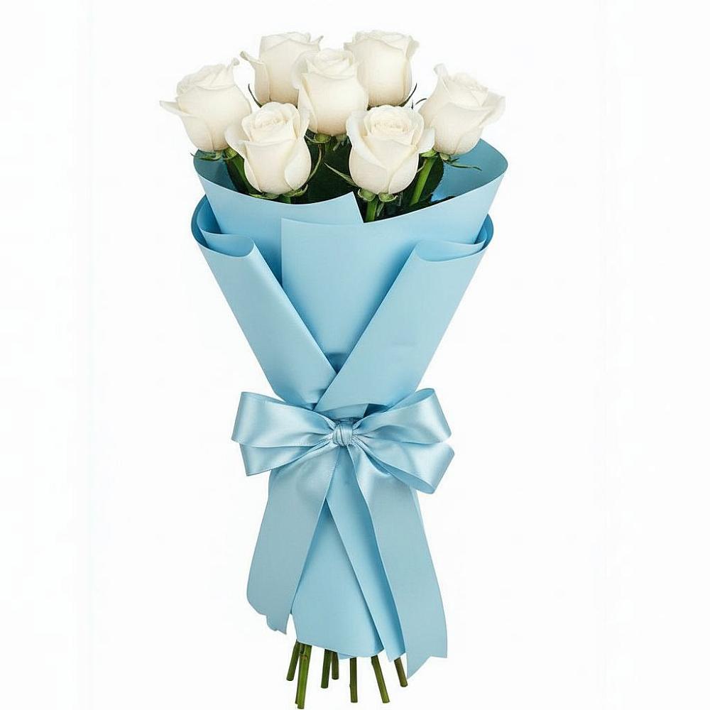 Букет 7 белых роз Проуд в Голубое