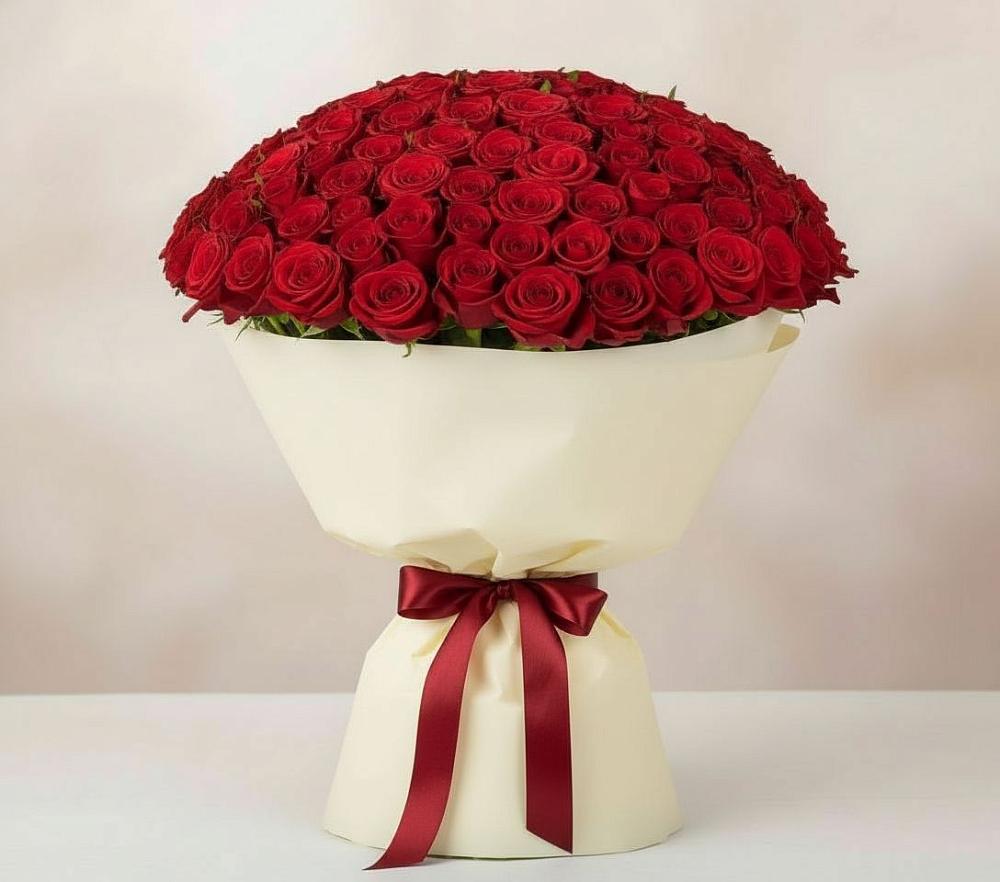 Букет 101 Красная роза Милано в Голубое