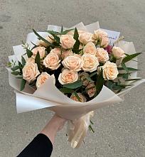 Букет Кремовые розы Латте в Голубое