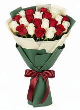 Букет Микс из красных и белых роз #REPLACE_PRED# Голубое