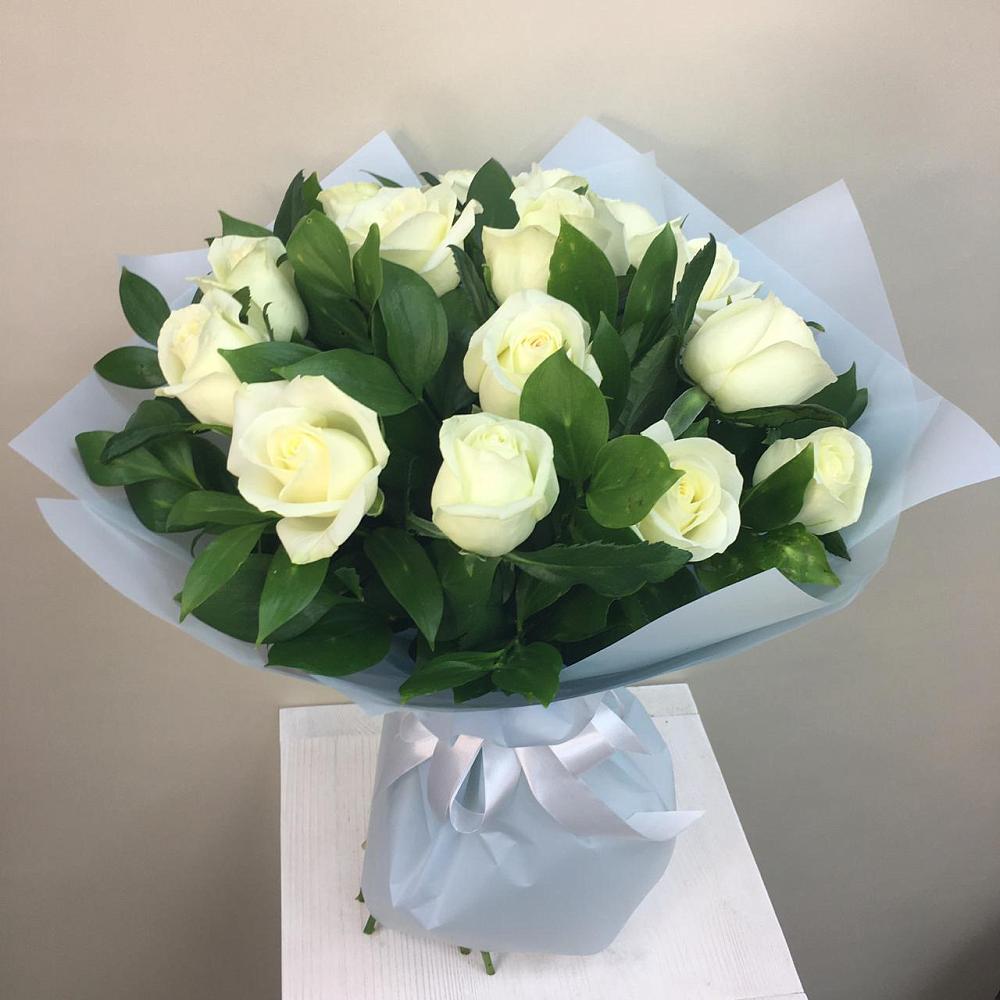 Букет 15 Белых роз Проуд в Голубое