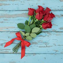 Букет Красные розы в Голубое