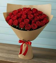 Букет Красные розы Милано в Голубое