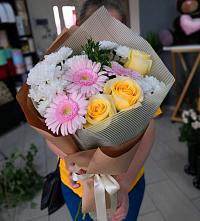 Букет цветов из:  Герберы, Розы и Хризантемы в Голубое