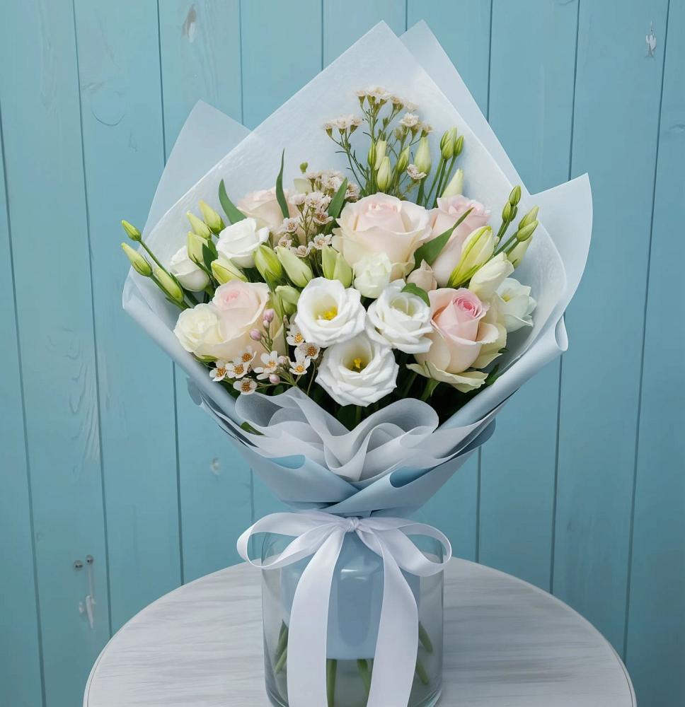 Букет цветов из: Розы и Лизиантусы в Голубое