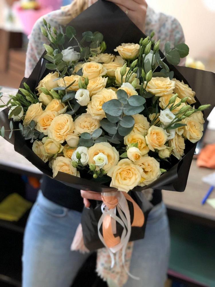 Букет цветов из: Розы и Лизиантусы в Голубое