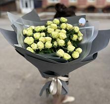 Букет Белые кустовые розы Солинеро в Голубое