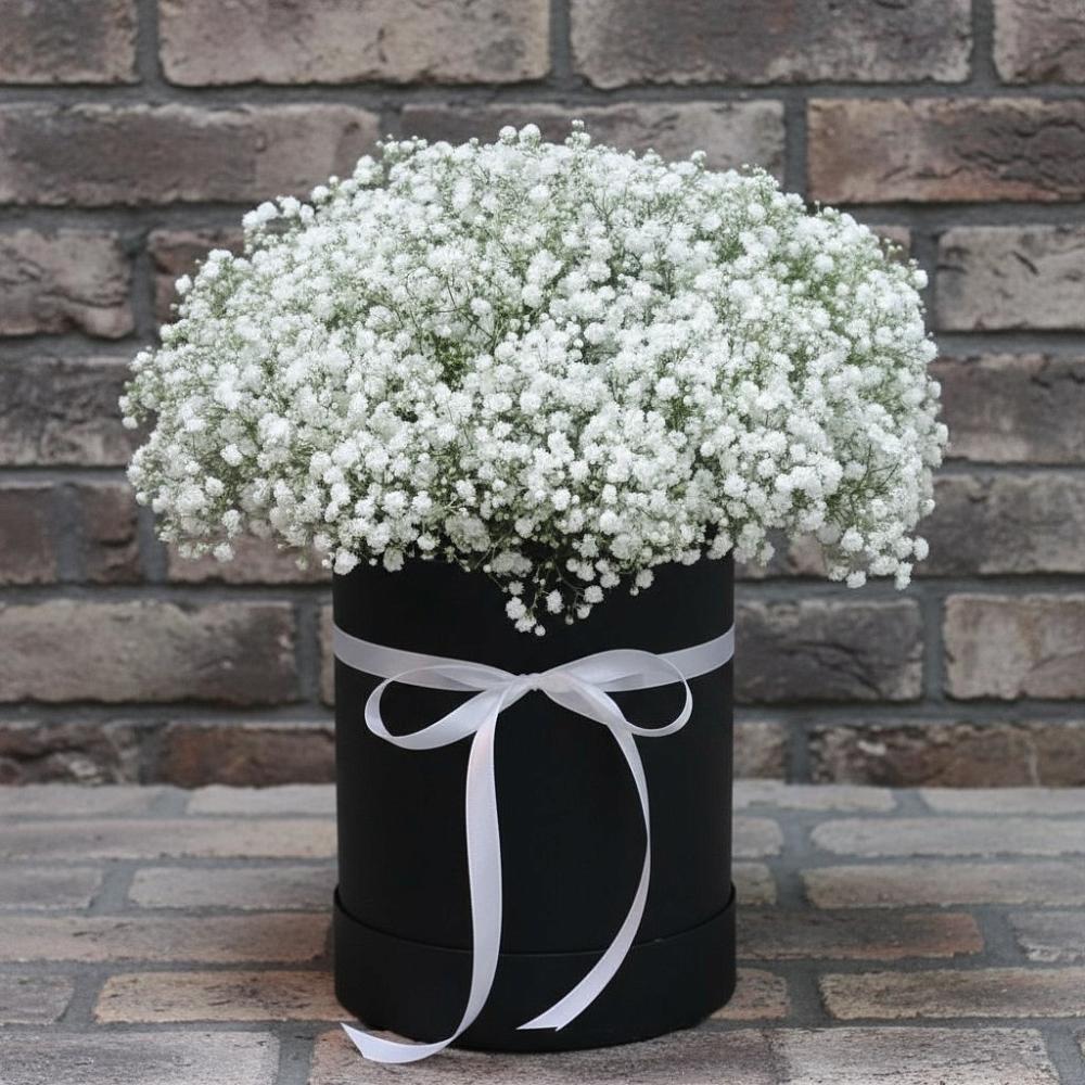 Цветочная композиция из Гипсофила в шляпной коробке в Голубое