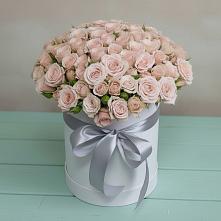 Цветочная композиция из Розы в шляпной коробке в Голубое