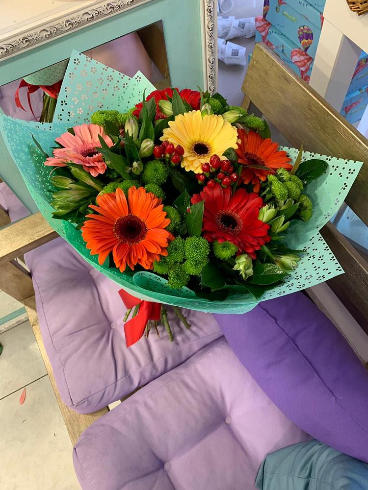 Букет цветов из: Герберы, Хризантемы и Альстромерии в Голубое