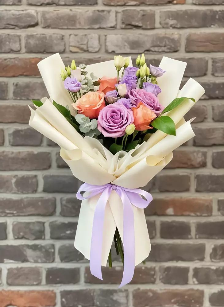 Букет цветов из: Лизиантусы и Розы в Голубое