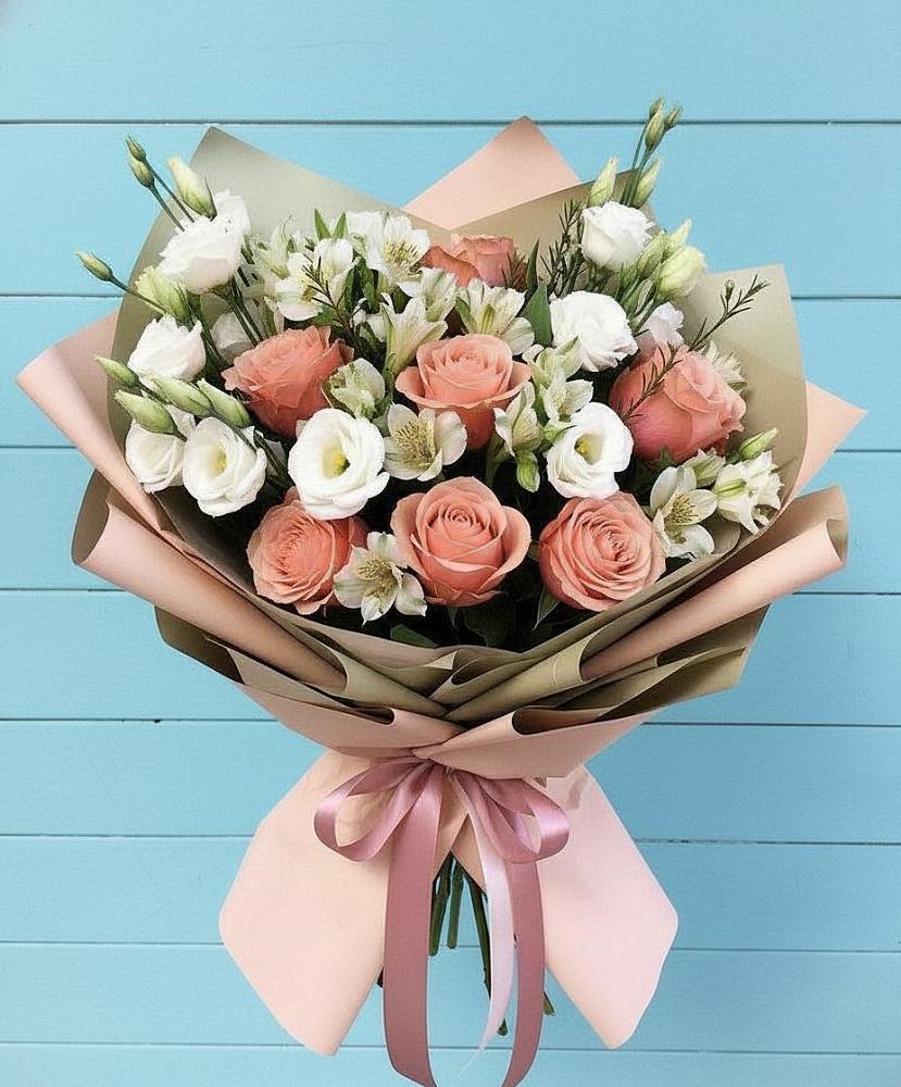 Букет цветов из: Розы, Альстромерии и Лизиантусы в Голубое