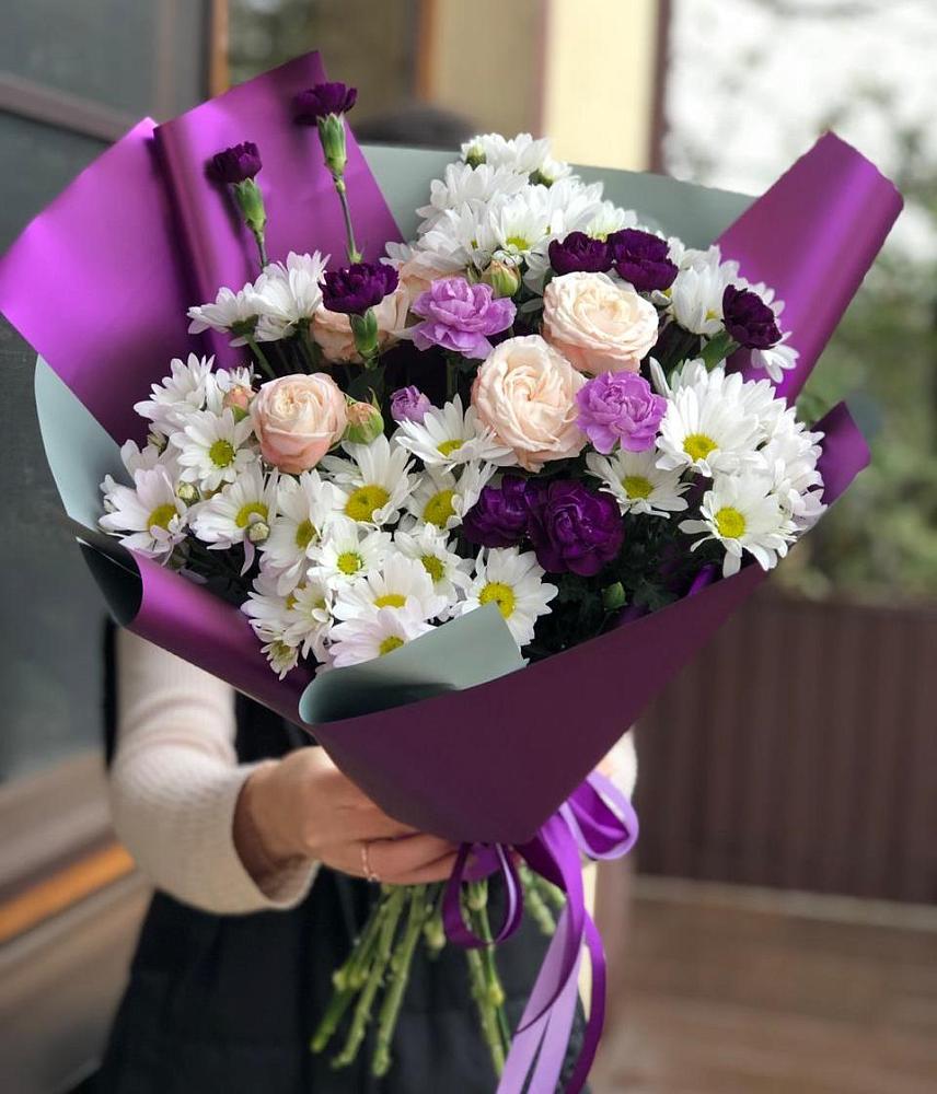 Букет цветов из: Хризантемы, Гвоздики и Розы в Голубое