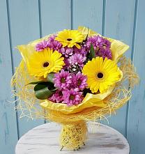 Букет цветов из:  Хризантемы и Герберы в Голубое
