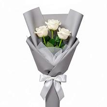 Букет 3 белые розы в Голубое