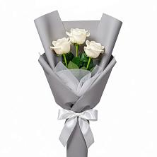 Букет 3 белые розы в Голубое