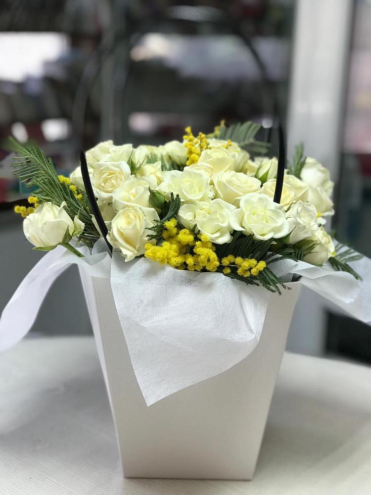 Цветочная композиция из Розы  в Голубое