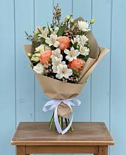 Букет цветов из:  Альстромерии, Лизиантусы, Розы и Хризантемы в Голубое