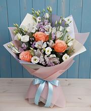 Букет цветов из:  Лизиантусы, Розы, Альстромерии и Гипсофила в Голубое