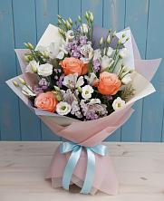 Букет цветов из:  Лизиантусы, Розы, Альстромерии и Гипсофила в Голубое