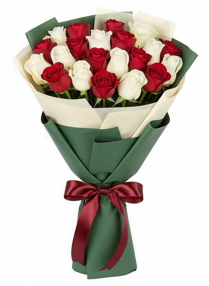Букет Микс из красных и белых роз в Голубое