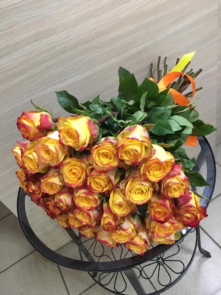 Букет Желтые розы в Голубое