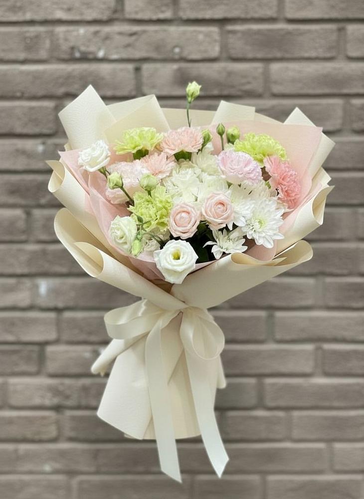 Букет цветов из: Гвоздики, Розы, Лизиантусы и Хризантемы в Голубое