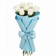 Букет 7 белых роз Проуд в Голубое
