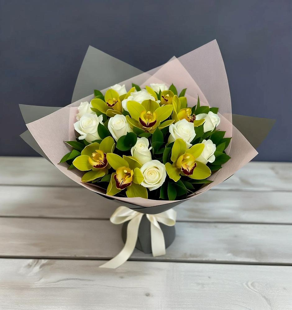 Букет цветов из: Орхидеи и Розы в Голубое