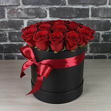 Цветочная композиция из Розы в шляпной коробке в Голубое