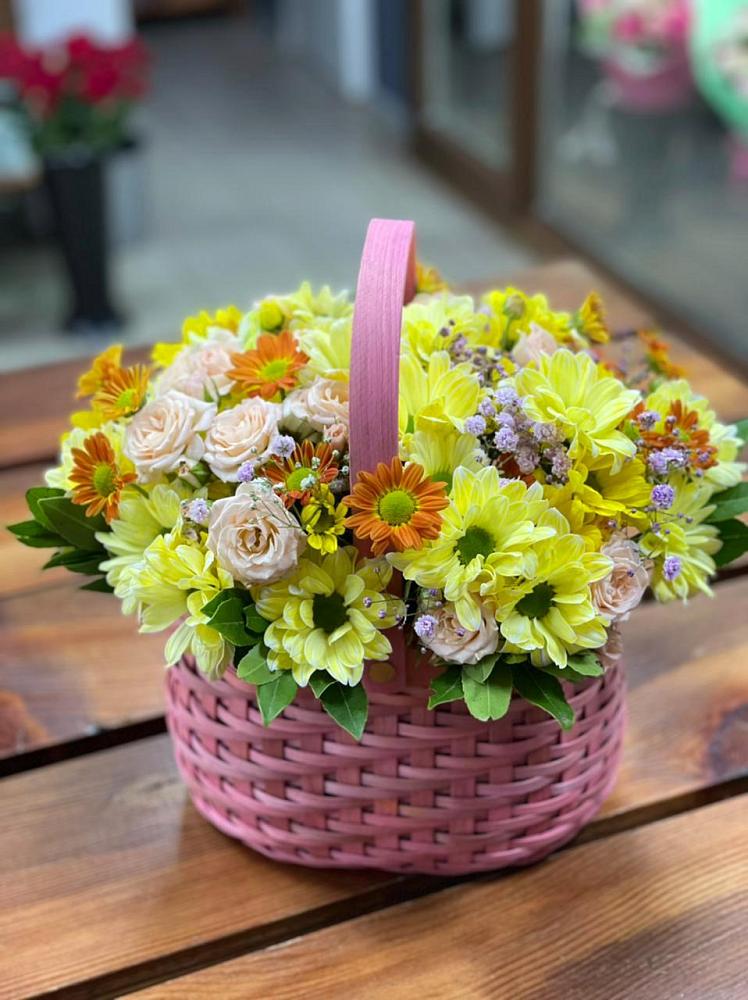 Цветочная композиция из Хризантемы и Розы в корзине в Голубое