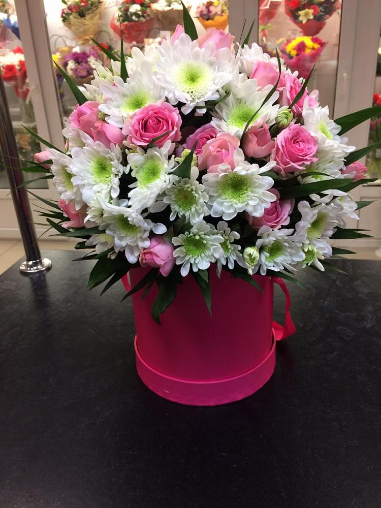 Цветочная композиция из Розы и Хризантемы в шляпной коробке в Голубое