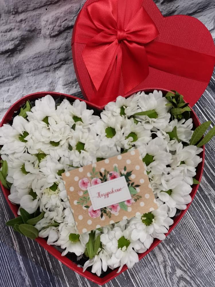 Цветочная композиция из Хризантемы в виде сердца в Голубое