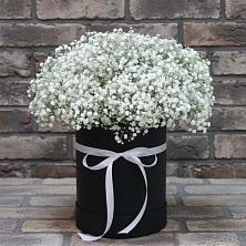 Цветочная композиция из Гипсофила в шляпной коробке в Голубое