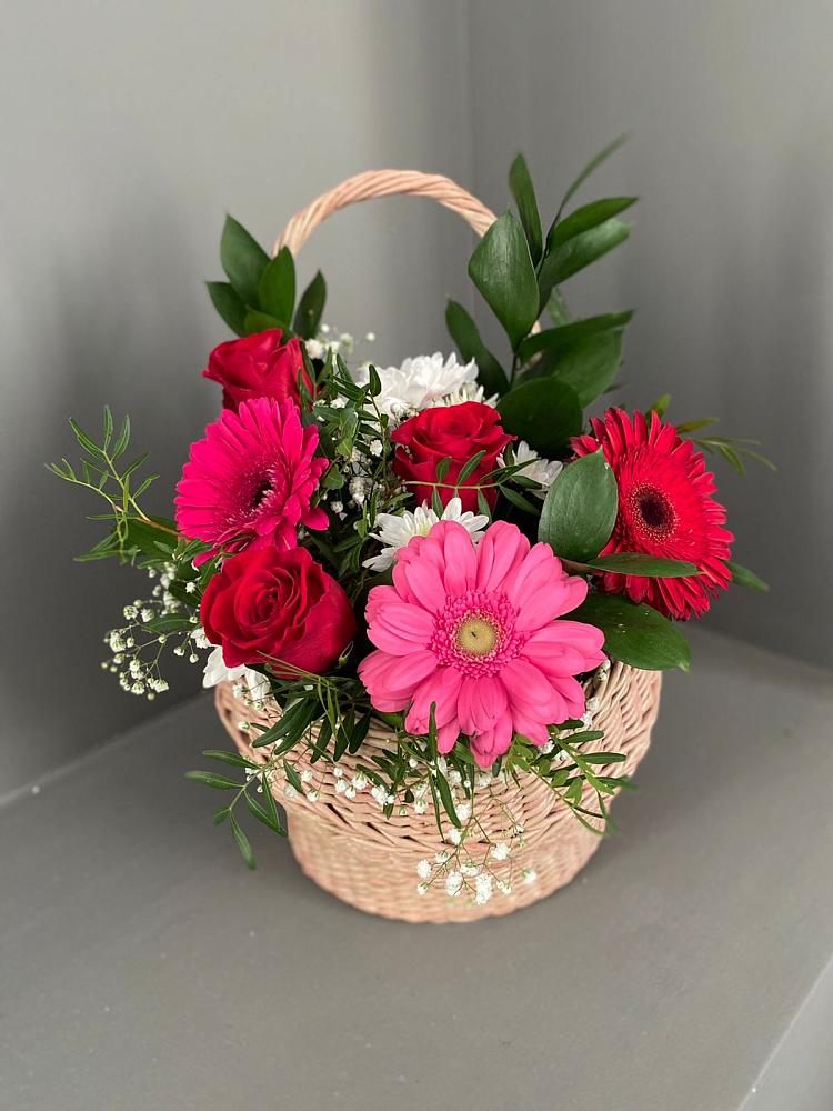 Цветочная композиция из Розы, Хризантемы и Герберы в корзине в Голубое