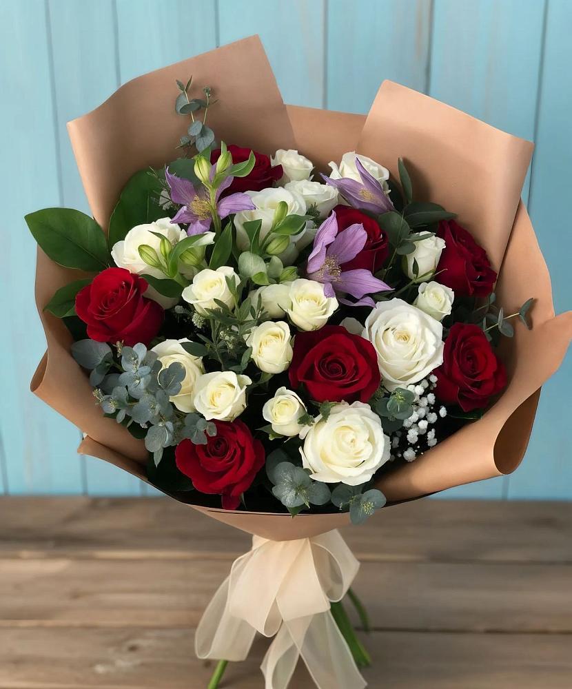 Букет цветов из: Розы и Альстромерии в Голубое