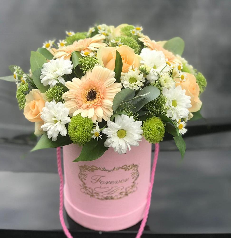 Цветочная композиция из Розы, Герберы и Хризантемы в шляпной коробке в Голубое