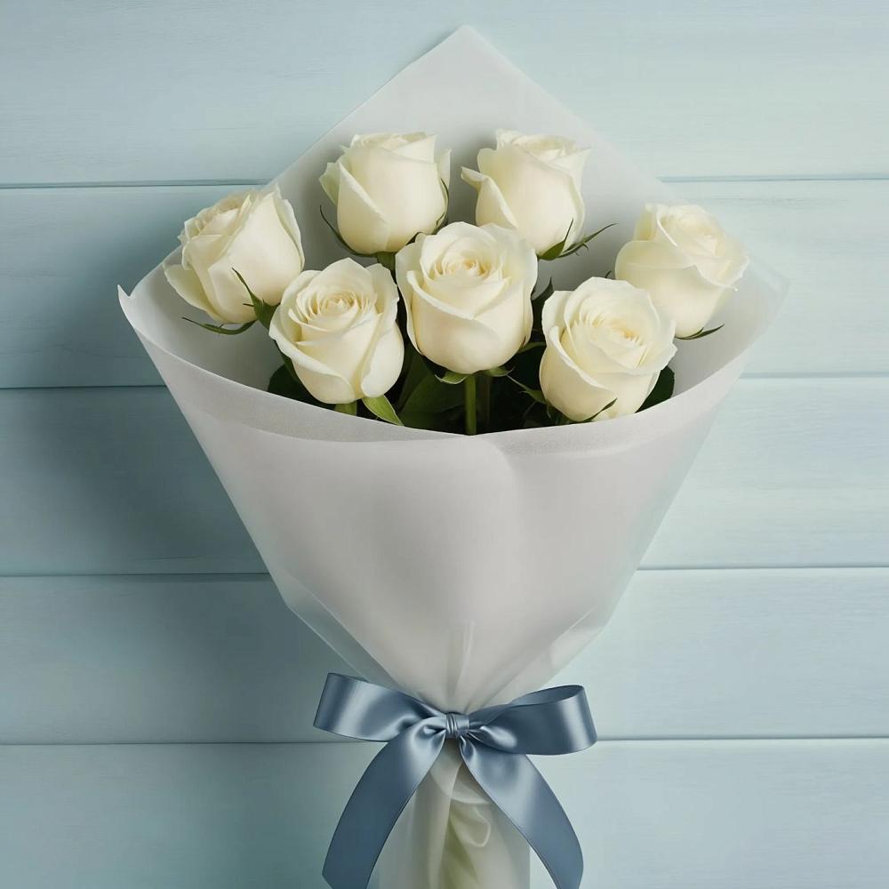 Букет 7 Белых роз Эдлесс Лав в Голубое