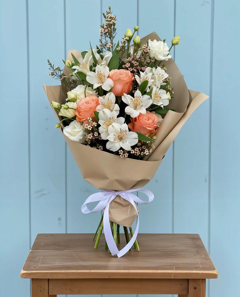 Букет цветов из: Альстромерии, Лизиантусы, Розы и Хризантемы в Голубое