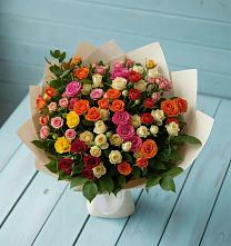 Букет Микс из разноцветных кустовых роз в Голубое