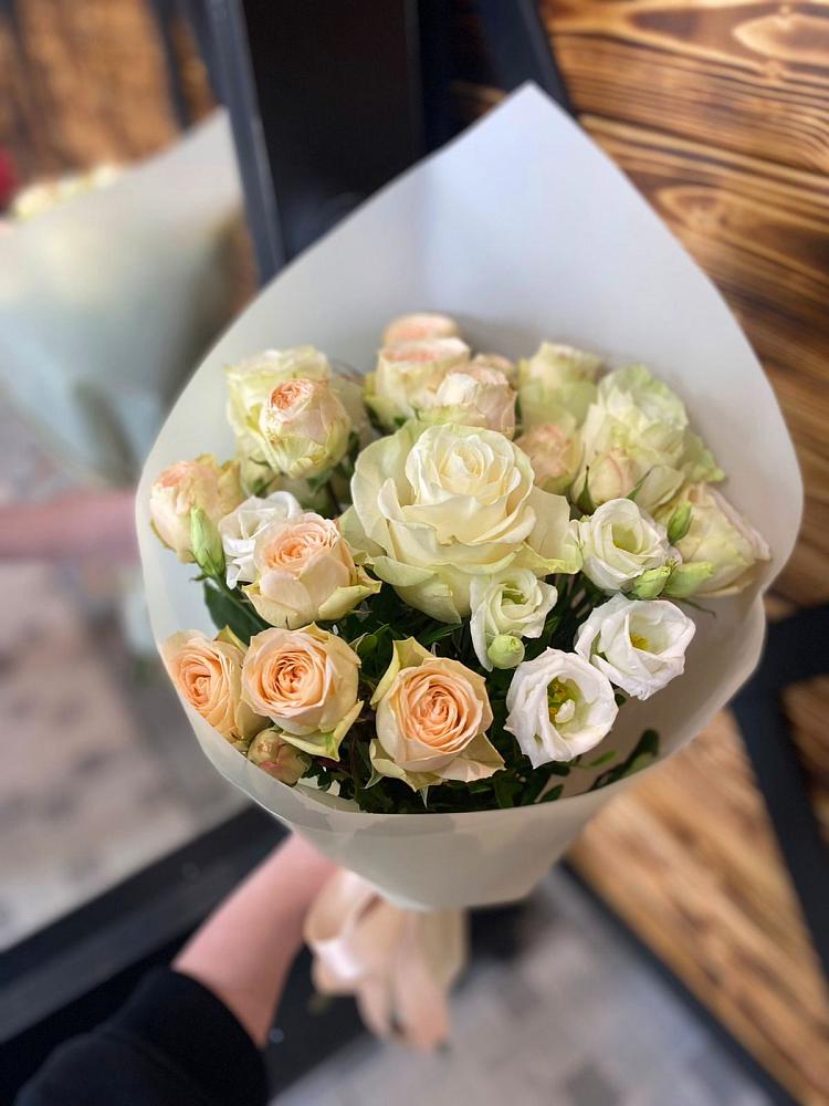 Букет цветов из: Розы и Лизиантусы в Голубое