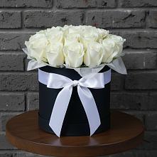 Цветочная композиция из Розы в шляпной коробке в Голубое