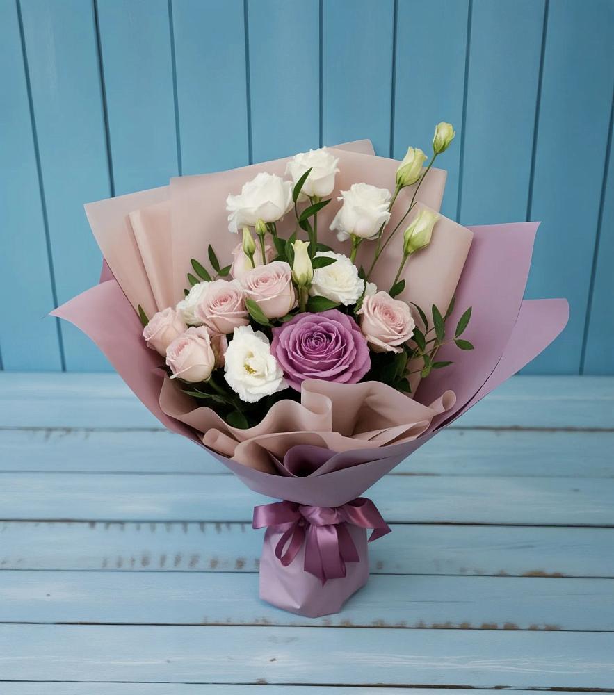 Букет цветов из: Розы и Лизиантусы в Голубое